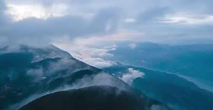震撼4K航拍延时长江三峡清晨山脉云雾视频的预览图